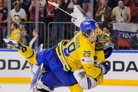 Sveriges William Nylander och målvakt Henrik Lundqvist