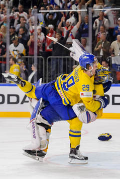 Sveriges William Nylander och målvakt Henrik Lundqvist
