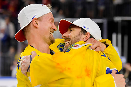 Sveriges  Anton Strålman och målvakt Henrik Lundqvist