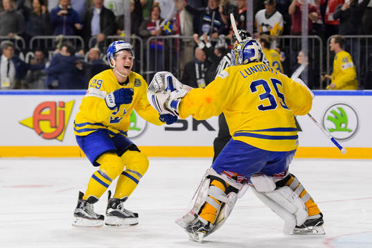 Sveriges William Nylander och målvakt Henrik Lundqvist