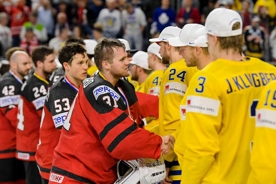 Kanadas målvakt Calvin Pickard tackar Sveriges spelare