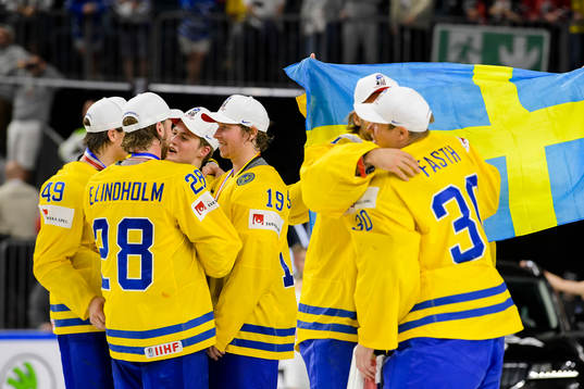 Sveriges spelare jublar med guldmedaljerna