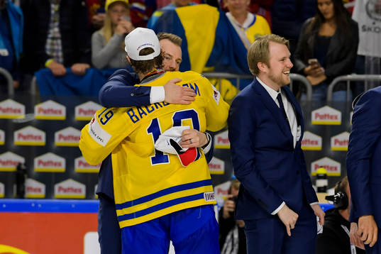Sveriges förbundskapten Rikard Grönborg omfamnar Nicklas