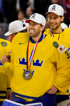 Sveriges målvakt Henrik Lundqvist jublar
