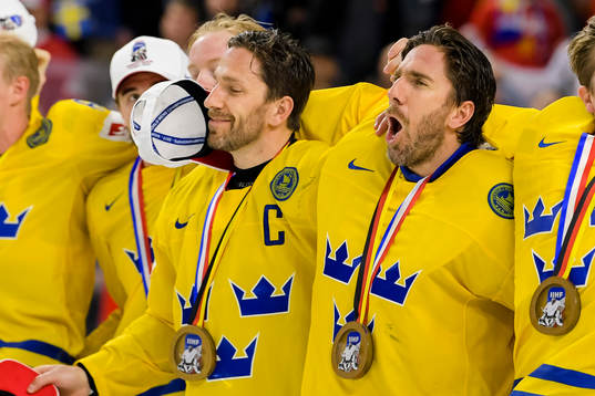 Sveriges Joel Lundqvist och målvakt Henrik Lundqvist jublar