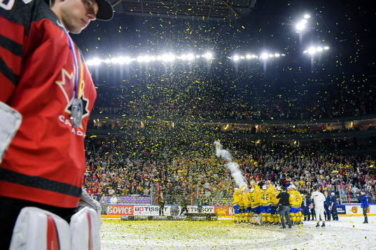 Sveriges spelare jublar med pokalen
