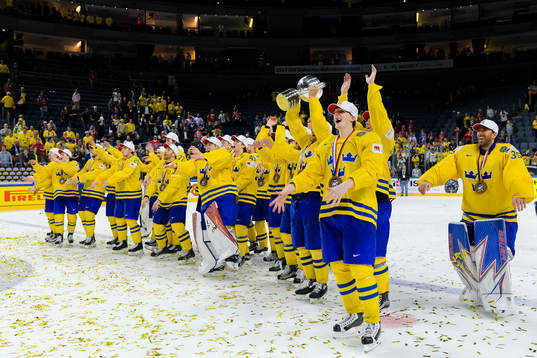 Sveriges spelare jublar med pokalen