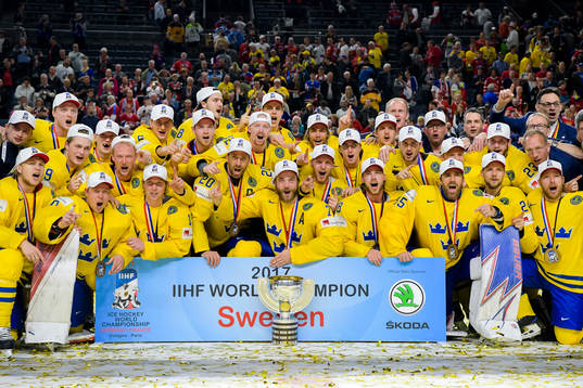 Sveriges spelare jublar med pokalen