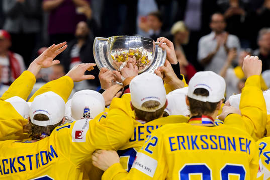 Sveriges spelare jublar med pokalen