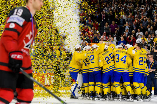 Sveriges spelare jublar med pokalen