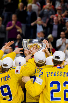 Sveriges spelare jublar med pokalen