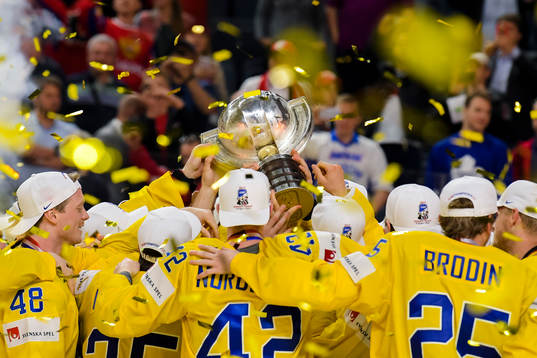 Sveriges spelare jublar med pokalen