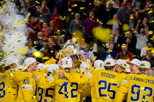 Sveriges spelare jublar med pokalen