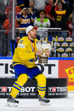 Sveriges Joel Lundqvist jublar med pokalen