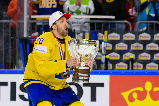 Sveriges Joel Lundqvist jublar med pokalen