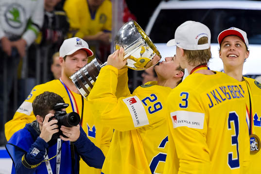 Sveriges William Nylander jublar med pokalen