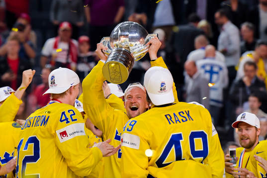 Sveriges Anton Strålman jublar med pokalen