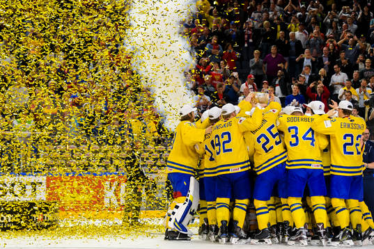 Sveriges Joel Lundqvist jublar med pokalen