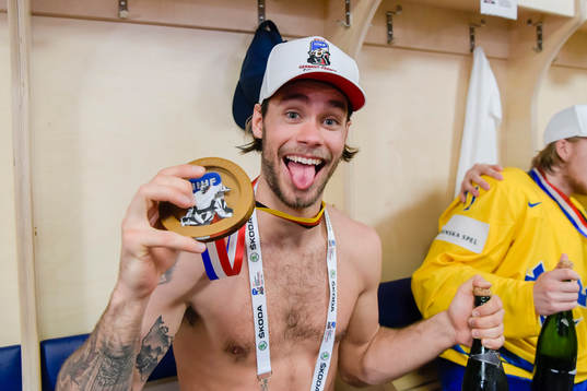 Sveriges målvakt Eddie Läck jublar med medaljen i