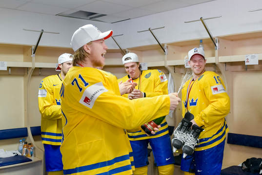 Sveriges William Karlsson jublar med champagne  i