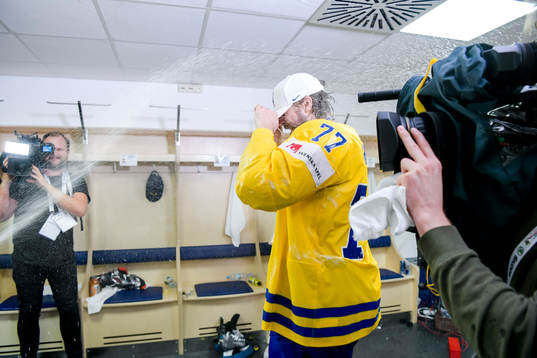 Sveriges Victor Hedman får en champagnedusch i