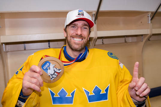 Sveriges målvakt Henrik Lundqvist jublar med medaljen i