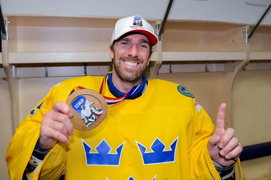 Sveriges målvakt Henrik Lundqvist jublar med medaljen i