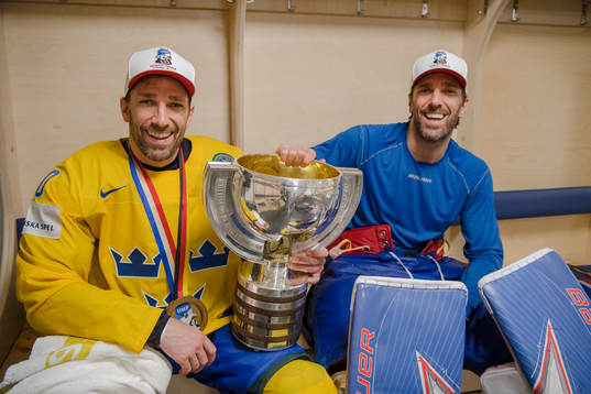 Sveriges Joel Lundqvist och målvakt Henrik Lundqvist