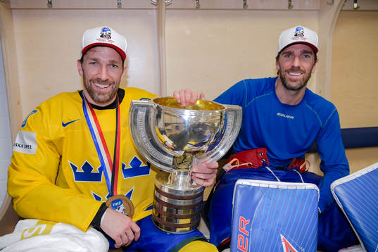 Sveriges Joel Lundqvist och målvakt Henrik Lundqvist
