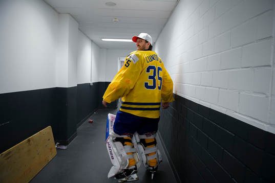 Sveriges målvakt Henrik Lundqvist jublar påväg till