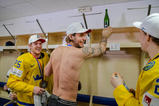 Sveriges Jonas Brodin och målvakt Eddie Läck i