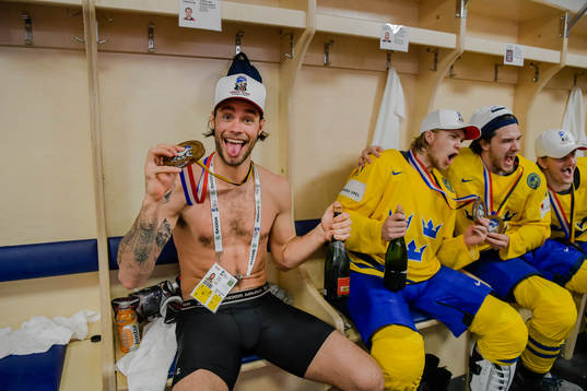Sveriges målvakt Eddie Läck jublar med medaljen i