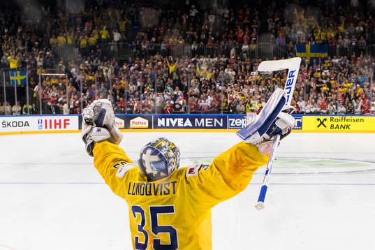 Sveriges målvakt Henrik Lundqvist jublar