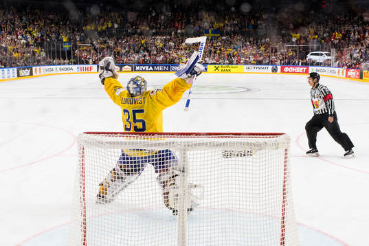 Sveriges målvakt Henrik Lundqvist jublar