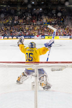 Sveriges målvakt Henrik Lundqvist jublar
