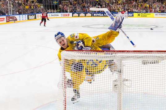 Sveriges William Nylander och målvakt Henrik Lundqvist