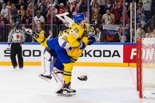 Sveriges William Nylander och målvakt Henrik Lundqvist