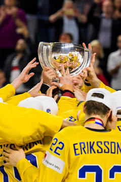 Sveriges spelare jublar med pokalen