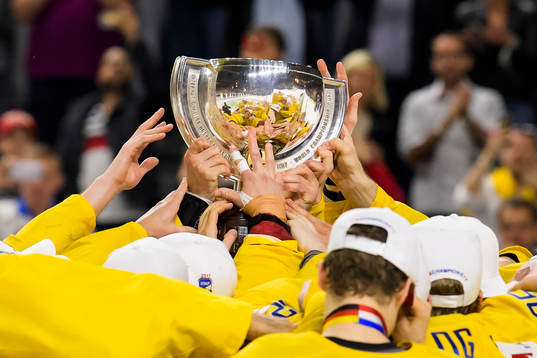 Sveriges spelare jublar med pokalen