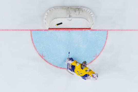 Sveriges målvakt Henrik Lundqvist jublar