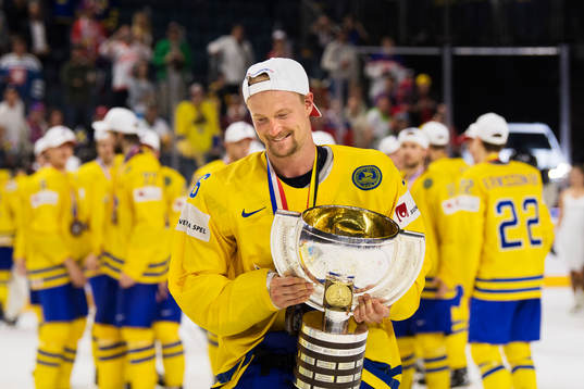 Sveriges Anton Strålman med VM-pokalen