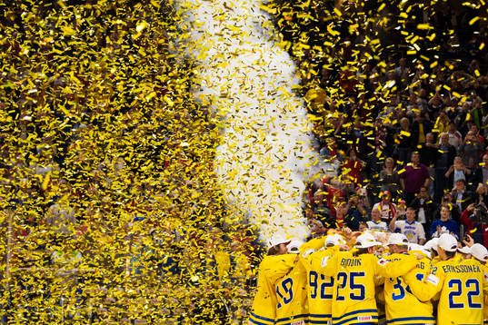 Sveriges spelare jublar med VM-pokalen