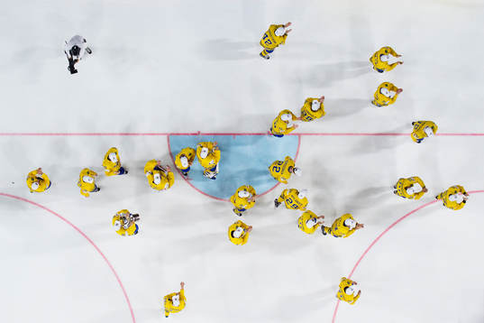 Sveriges spelare jublar med VM-pokalen