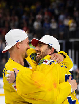 Sveriges Anton Strålman och målvakt Henrik Lundqvist