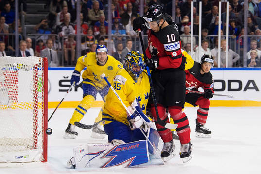 Sveriges målvakt Henrik Lundqvist utmanas av Kanadas