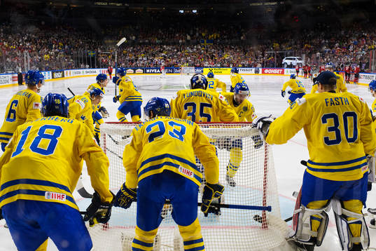 Sveriges Joel Lundqvist manar på lagkamraterna vid