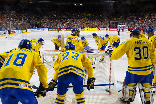 Sveriges spelare samlas kring målvakt Henrik Lundqvist vid