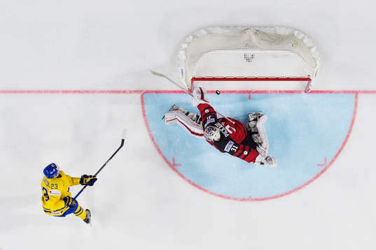 Sveriges Oliver Ekman Larsson gör mål på Kanadas