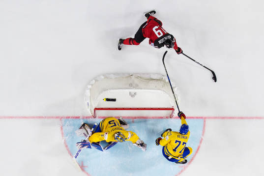 Kanadas Mike Matheson utmanar Sveriges målvakt Henrik