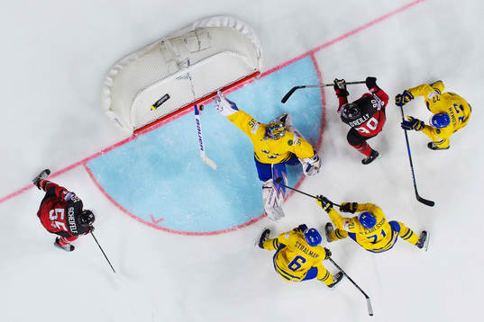 Kanadas Ryan O’Reilly kvitterar till 1-1 bakom Sveriges